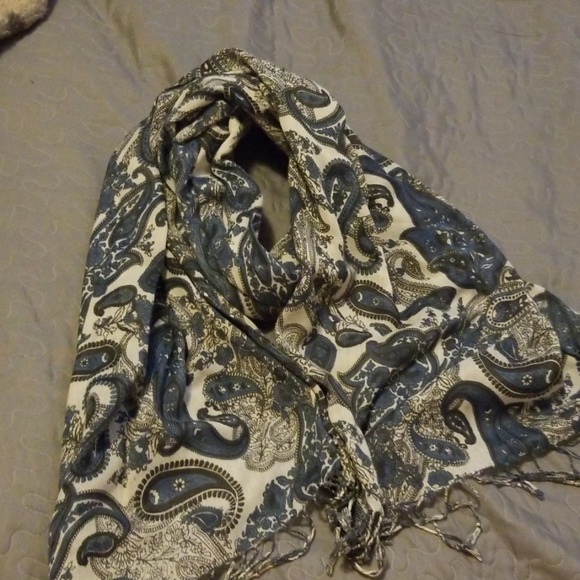 Im selling a pashmine scarve - Picture 3 of 4